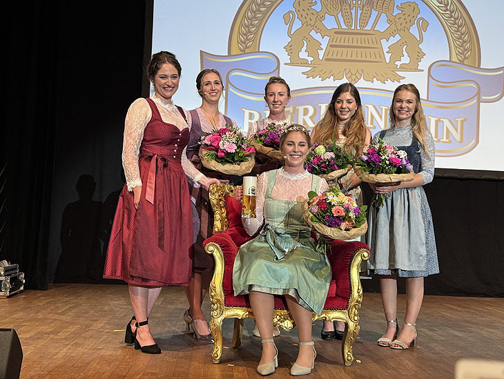 Die Bayerische Bierkönigin 2024/2025 Linnea Klee wurde gekrönt am 16.05.2024 im Löwenbräukeller, links im Bild ihre  Vorgängerin Mona Sommer (©Foto: Martin Schmitz)